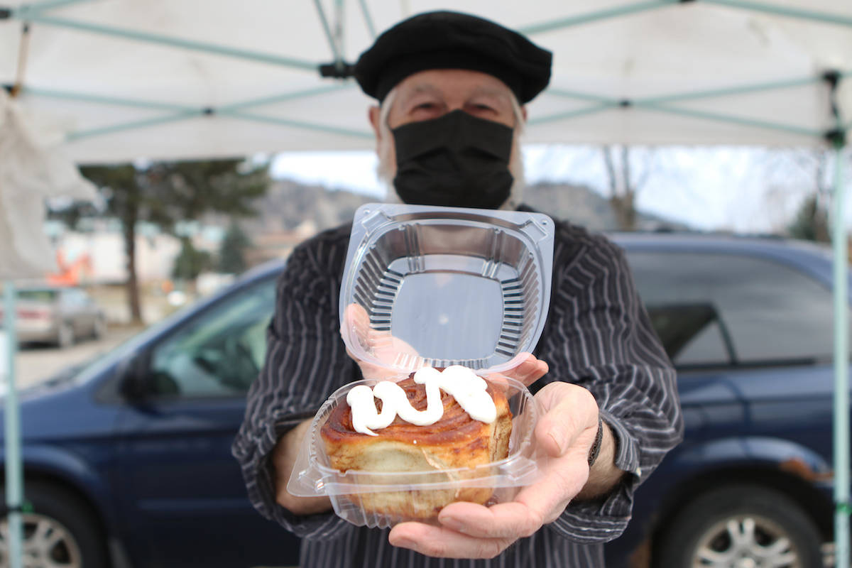 Food vendor Lloyd Janzen of Lloyds Cinn Rolls at the 91Ѽ Farmers market on April 7. (Aaron Hemens - 91Ѽ Capital News)