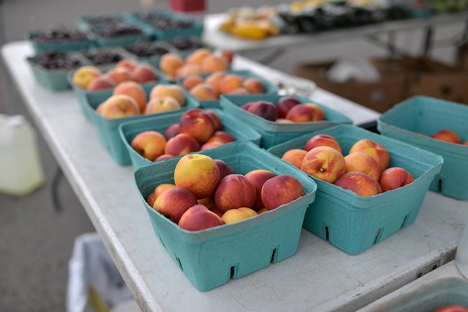 25242095_web1_Fruit-at-markets