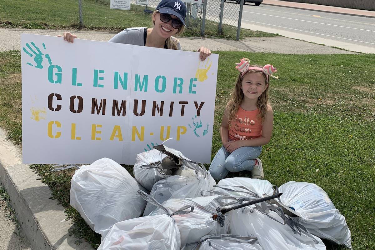 Kelowna Community Gathers to clean up garbage from Glenmore neighbourhood Kelowna Capital News