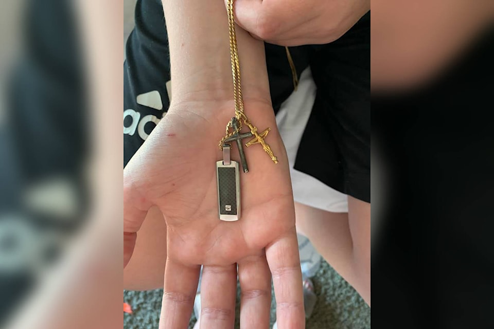 25928189_web1_210728-WEK-missing-necklace_2