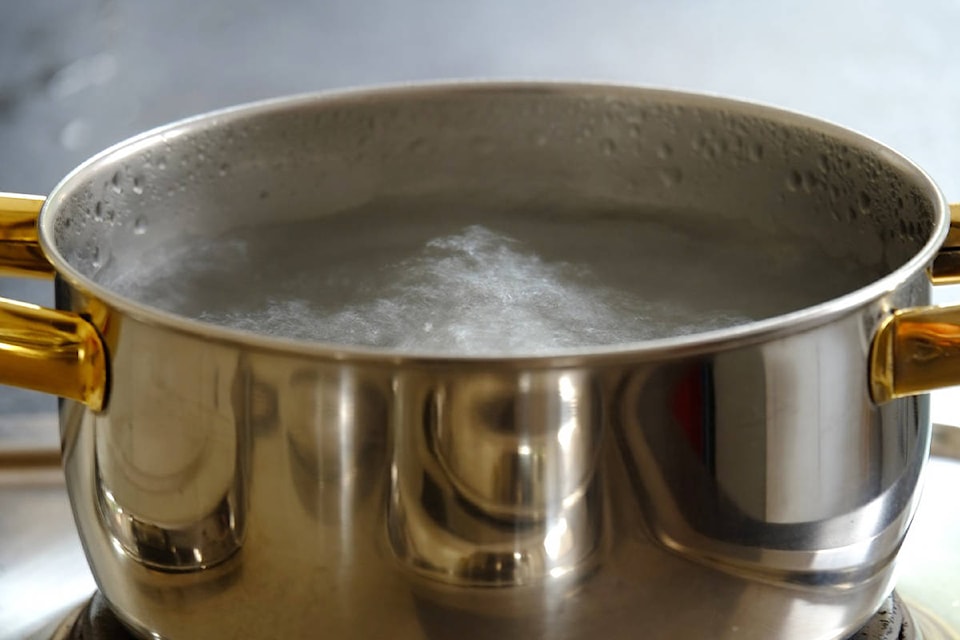 25983108_web1_Boiling-water