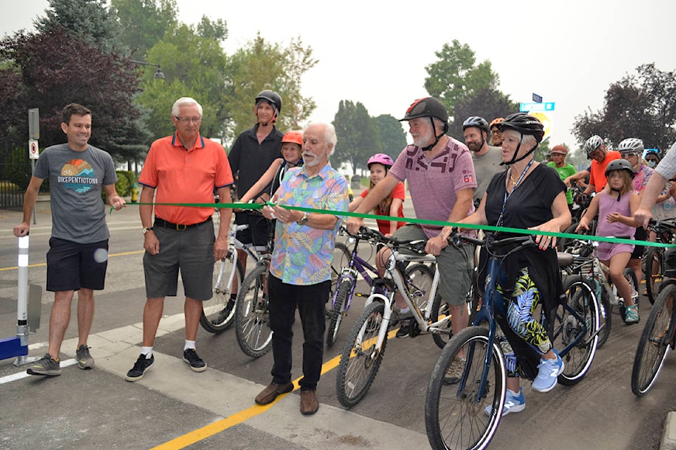 Mayor John Vassilaki cuts the ribbon for the opening of the bike lane at Martin and Lakeshore Drive Sunday morning. (Monique Tamminga Western News)