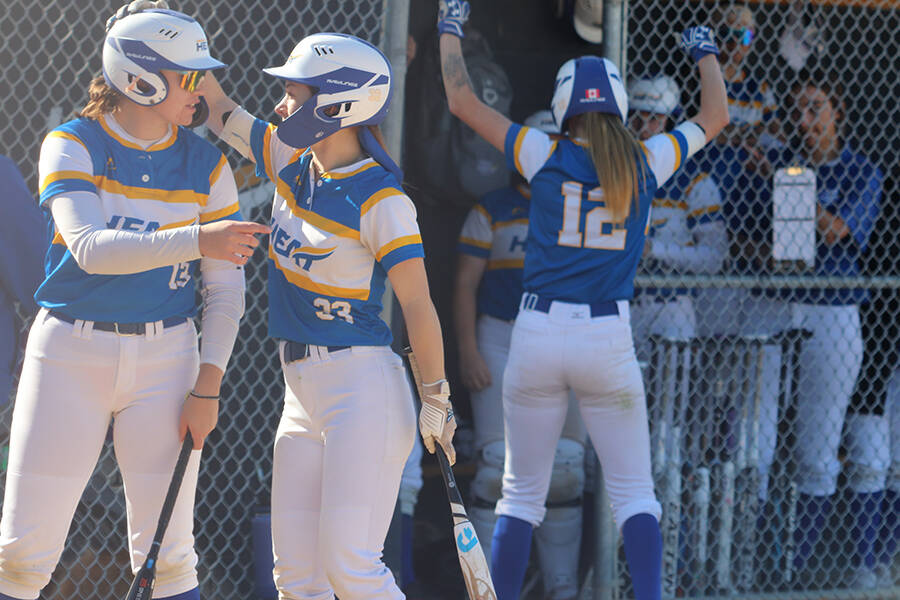 26793329_web1_211014-KCN-UBCO-heat-softball-champs-SOFTBALL_1