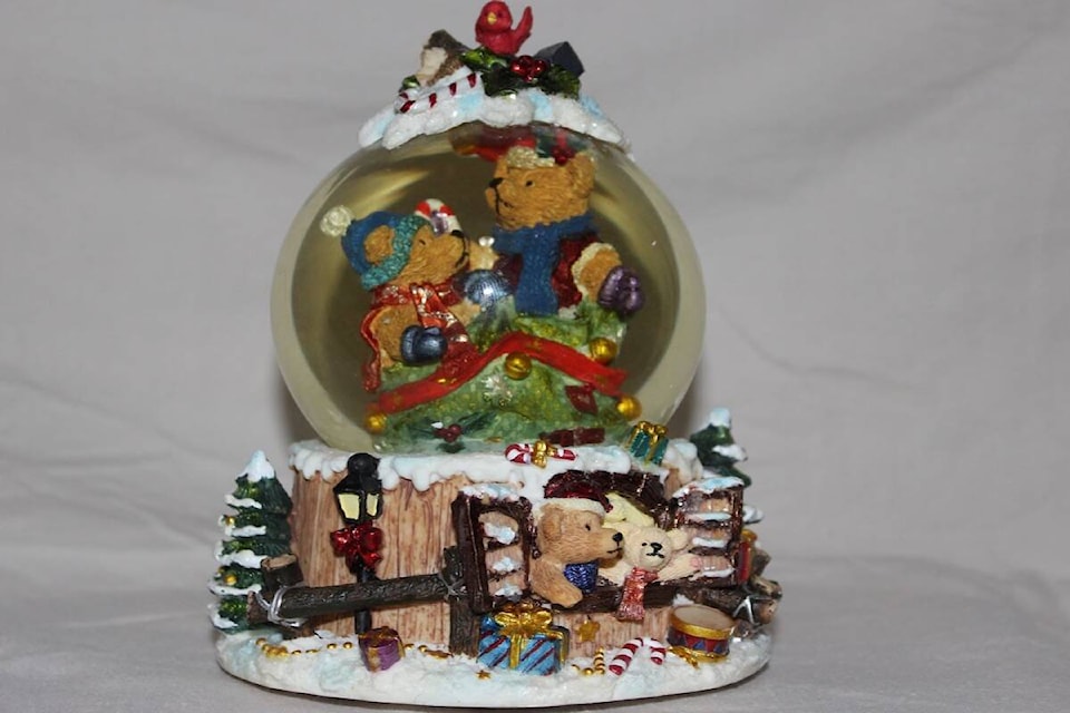 27286795_web1_211125-KCN-Snowglobes_1