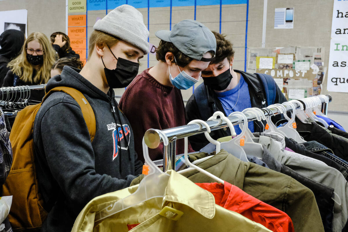 KSS students shopping on Thrifty Thursday (Jacqueline Gelineau/ Capital News)