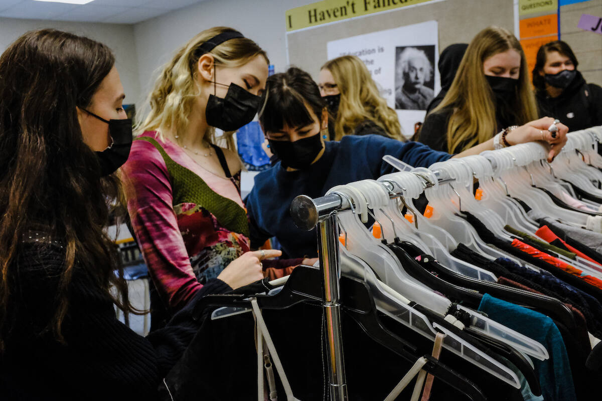 Students looking for a sustainable new outfit (Jacqueline Gelineau/ Capital News)