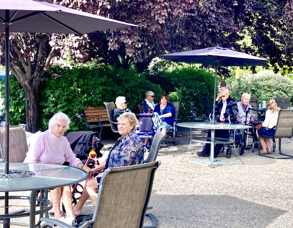 Enjoying the patio at VRS Communities聮 Orchard Park in 91大黄鸭.