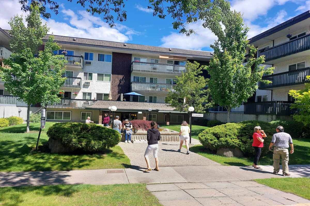 Residents leave apartment due to smoke. (Jacqueline Gelineau / 麻豆精选)