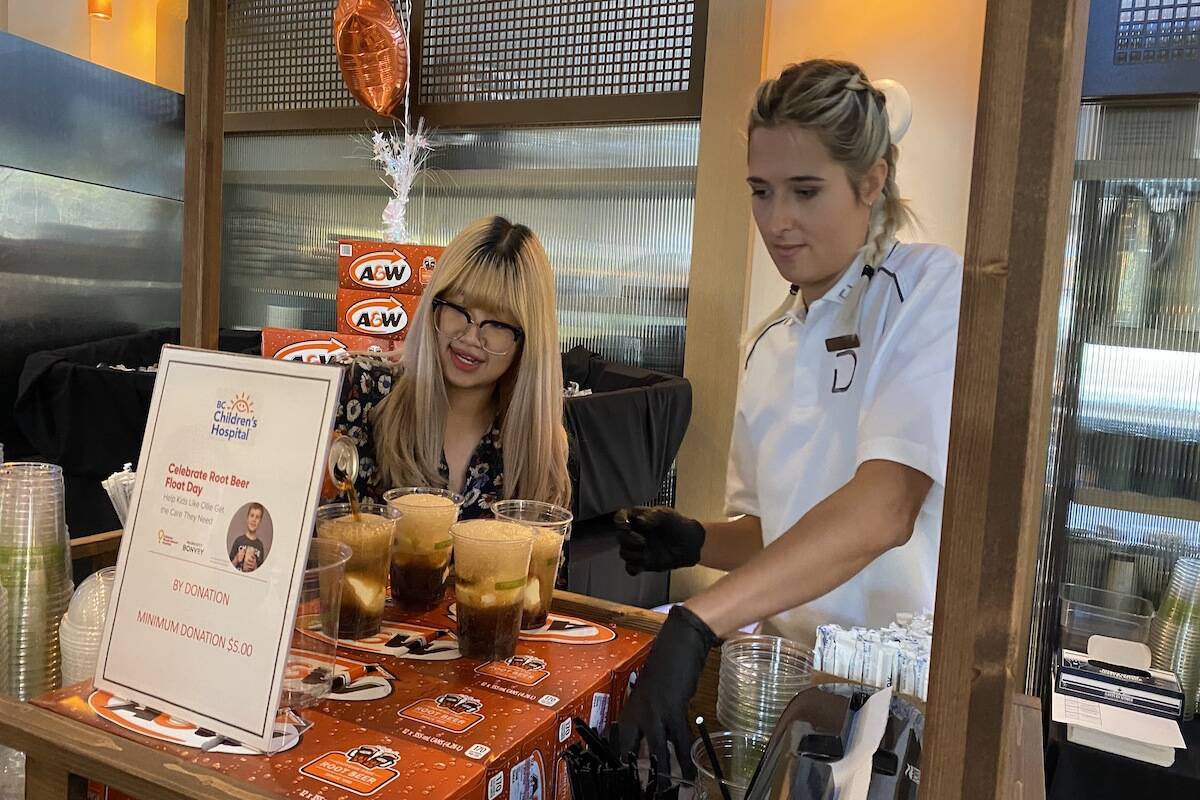 Making root beer floats at the Delta Grand in Âé¶¹¾«Ñ¡. (Karen Hill/ Capital News)