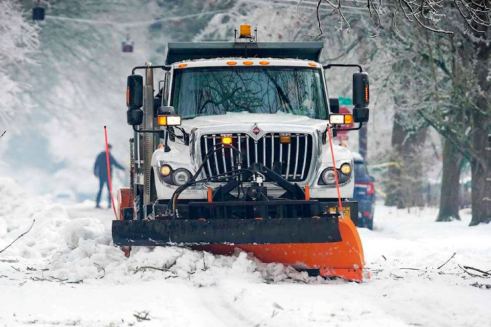 31369944_web1_221229-WEK-snow-advisory-snowplow_1