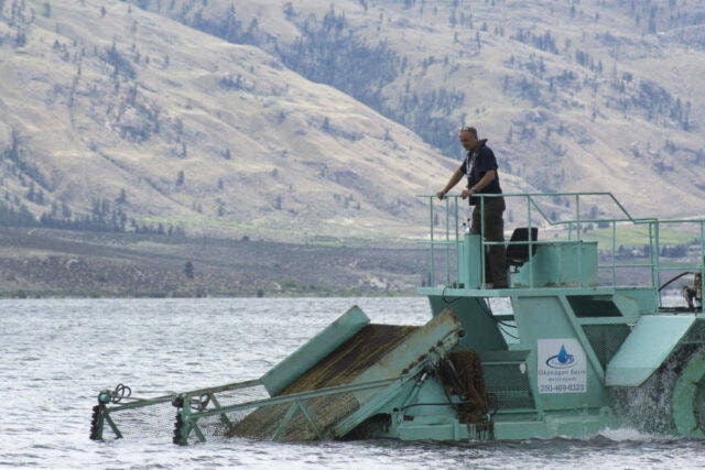 31625288_web1_copy_230126-KCN-milfoil-harvester-NEWS_1