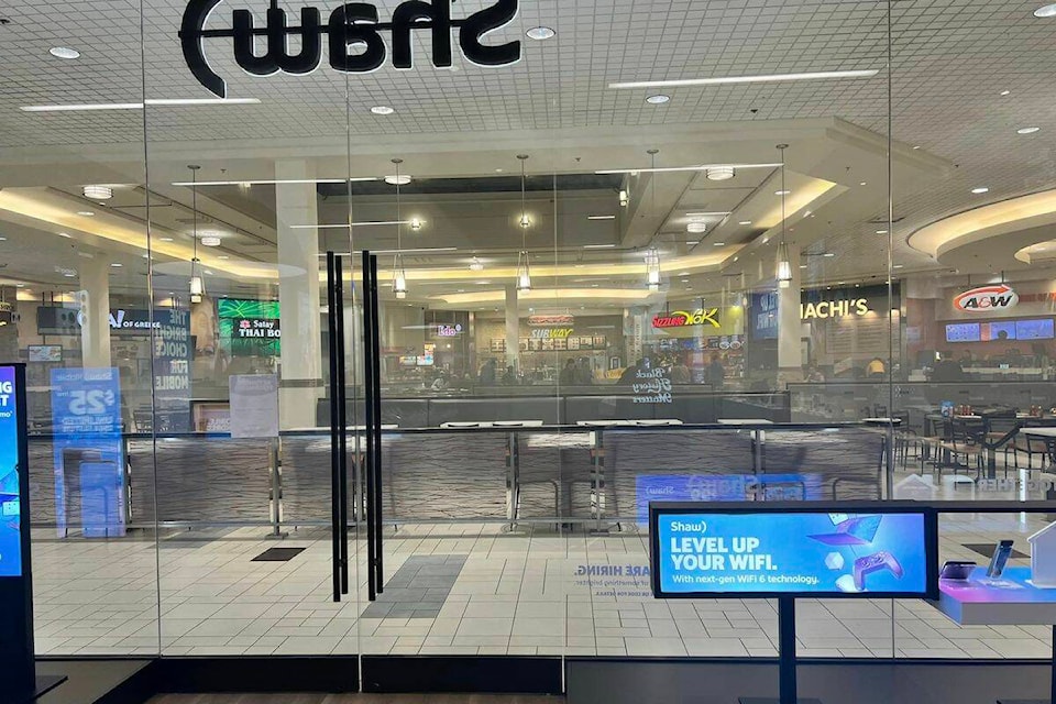 31841107_web1_230216-KCN-mall-smoke-bomb-_1
