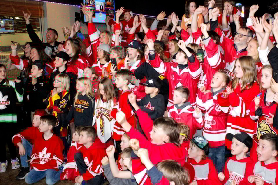 32306435_web1_230401-MRN-BT-HockeyvilleWinner_1