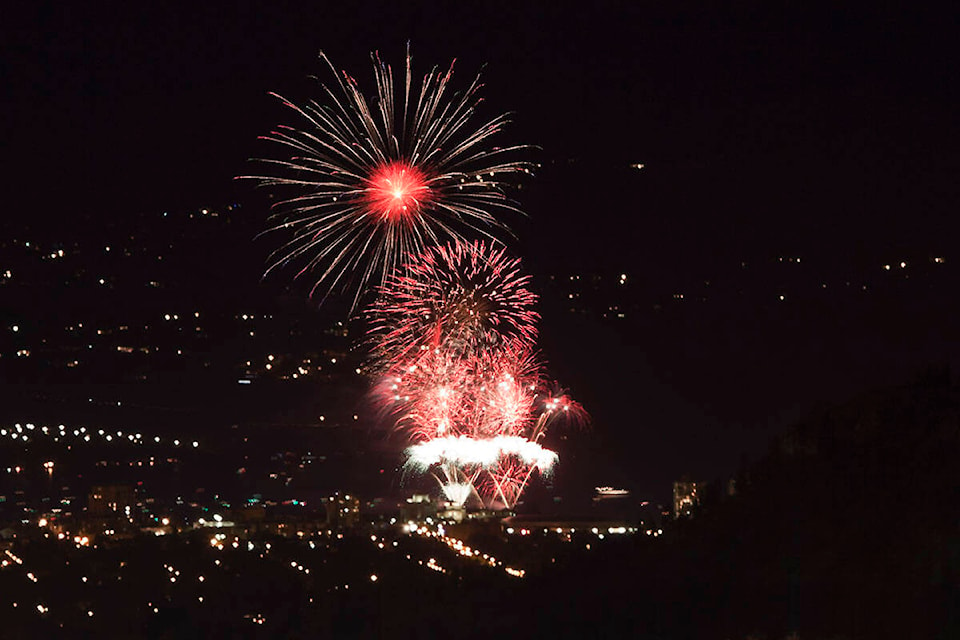 32338598_web1_170623-KCN-Canada-Day-fireworks