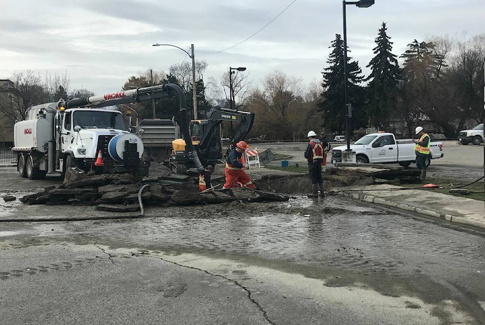 32352201_web1_230413-KCN-water-main-break_1