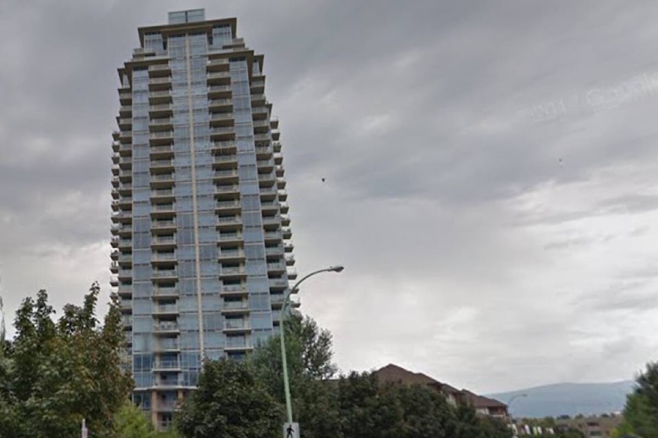 32367155_web1_230413-KCN-apartment-fire_1