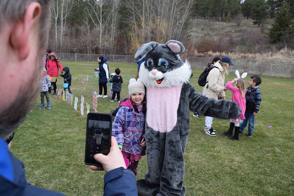 32371148_web1_230413-WEK-kinsmen-egg-hunt-_1