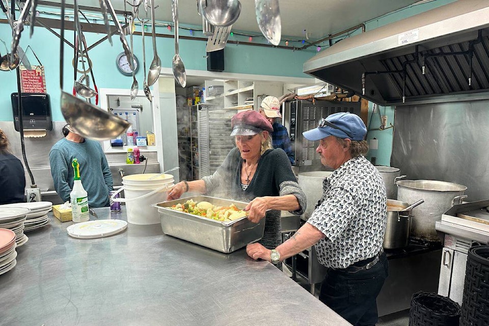 Volunteers helped cook and serve an Easter dinner to the residents at 91Ѽ’s Gospel Mission on April 9, 2023. (Brittany Webster/Capital News)