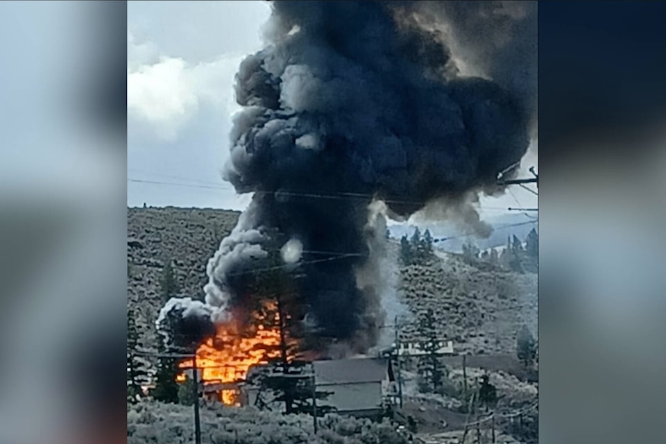 32426803_web1_230420-KCN-kamloops-fire_1