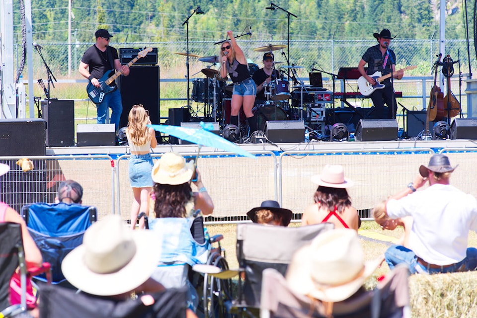 32549465_web1_220728-EVN-PRINT-photo-front-monashee-Teigen-Gayse_1