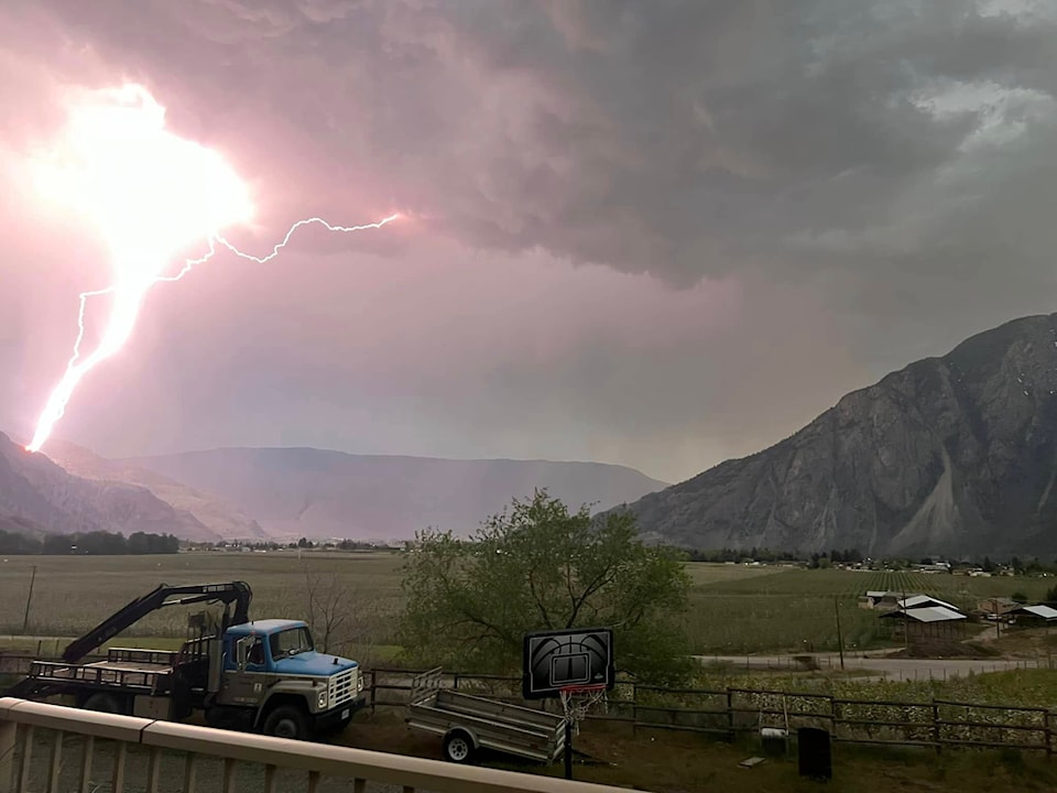32786971_web1_230521-PWN-SevereThunder_1
