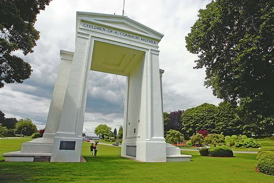 33078740_web1_210401-SUL-ThenNowPeaceArch-main_1