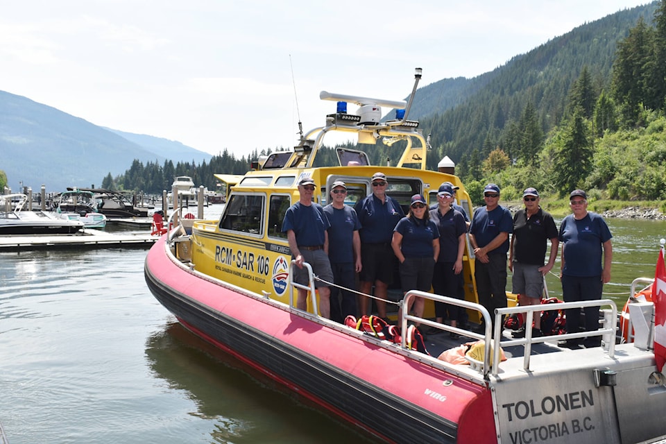 33086688_web1_230525-EVN-shuswap-SAR-boat_1