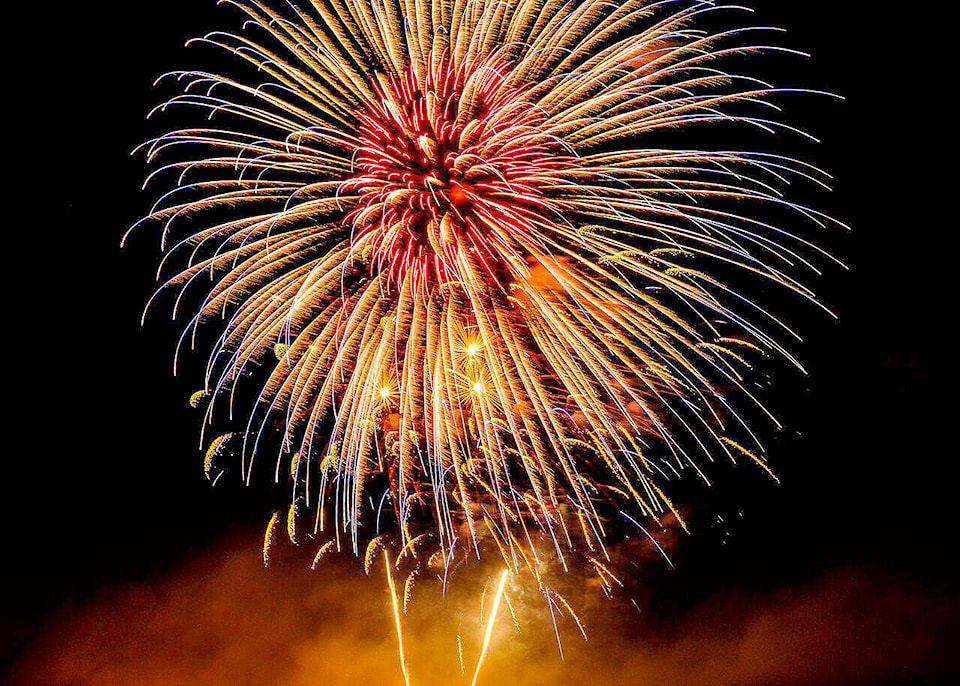 33150678_web1_Fireworks-vib-230629-pic_1