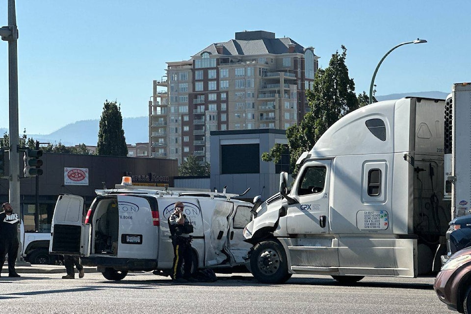 33349499_web1_230720-KCN-semi-vs-van-semivan2_1