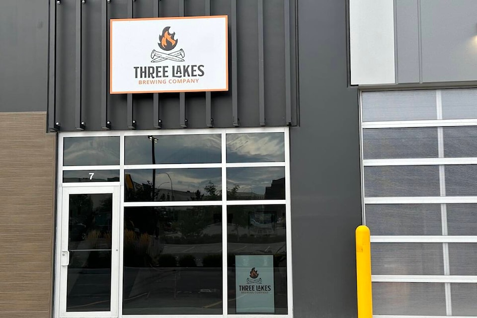 33552564_web1_230810-KCN-threelakesbrewing-opening_1