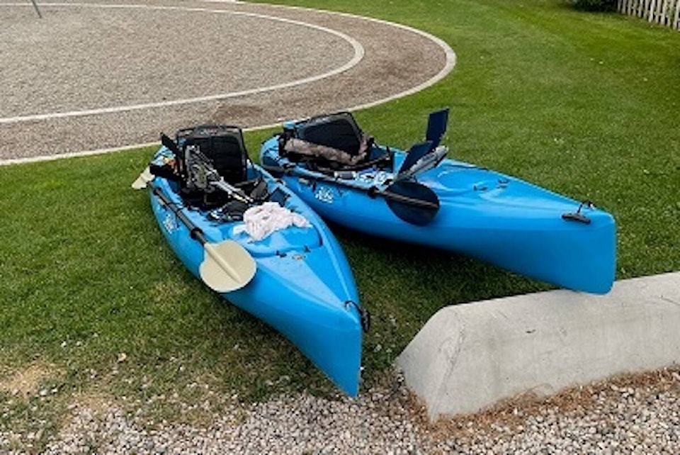 33576083_web1_230817-KCN-drunk-kayakers-_1