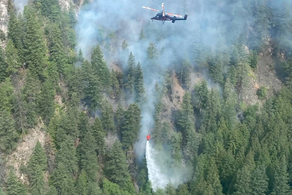 33590160_web1_230817-KCN-adams-lake-fire-monday-_1