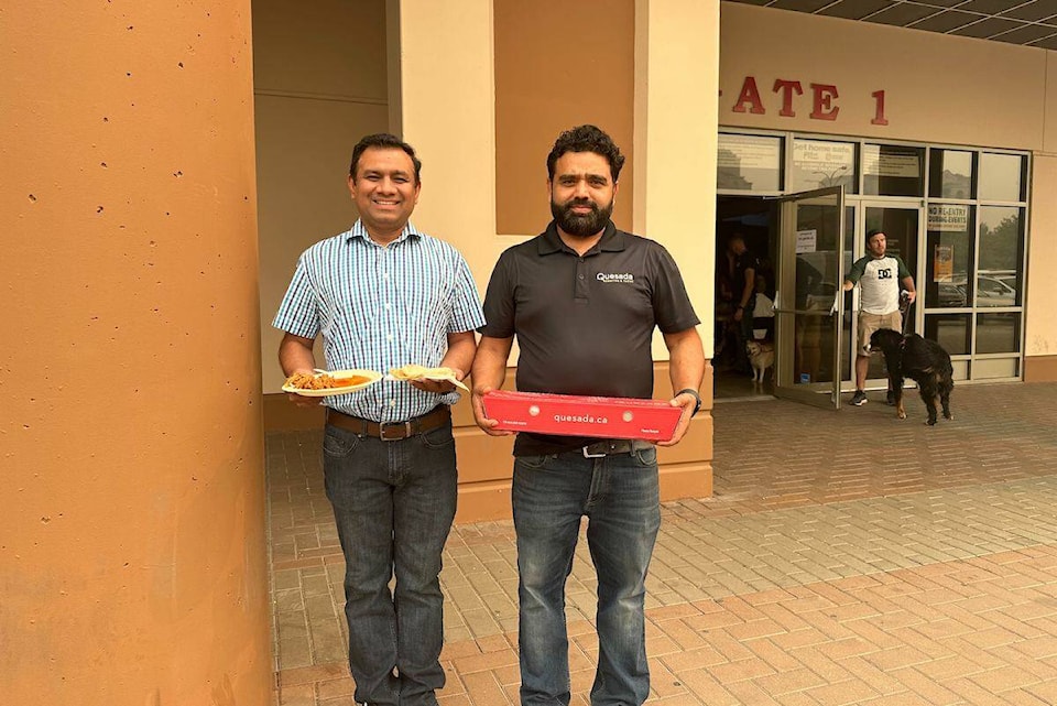 33652437_web1_230819-KCN-hindu-society-food-evacuees_1