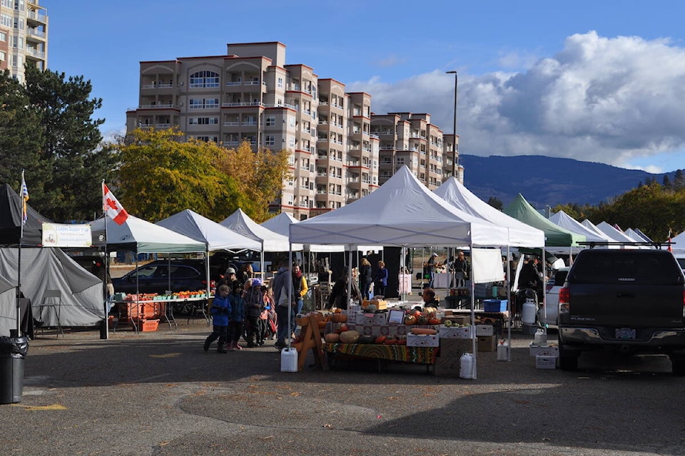 33816495_web1_221026-KCN-FarmersMarket-tents_1