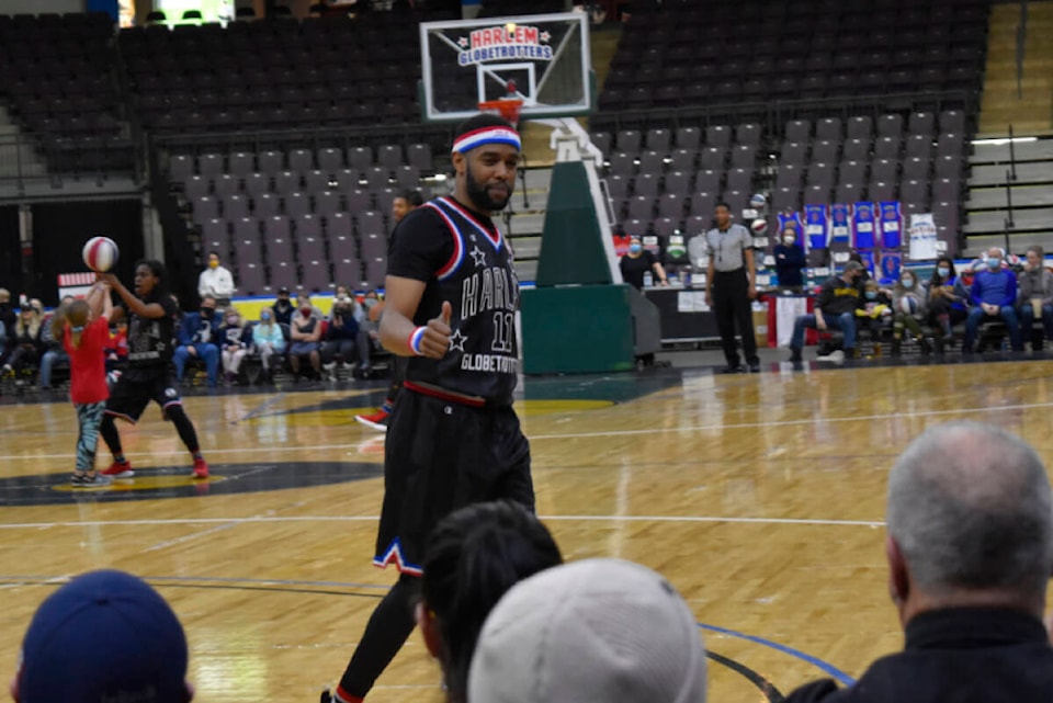 33873000_web1_220202-PWN-Globetrotters-Globetrotters2_1