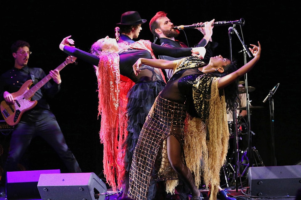 33896933_web1_230809-SAA-Qairo-concert-song-sparrow_1