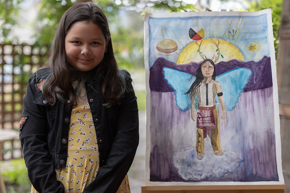 lynnea-holmstrom-with-artwork