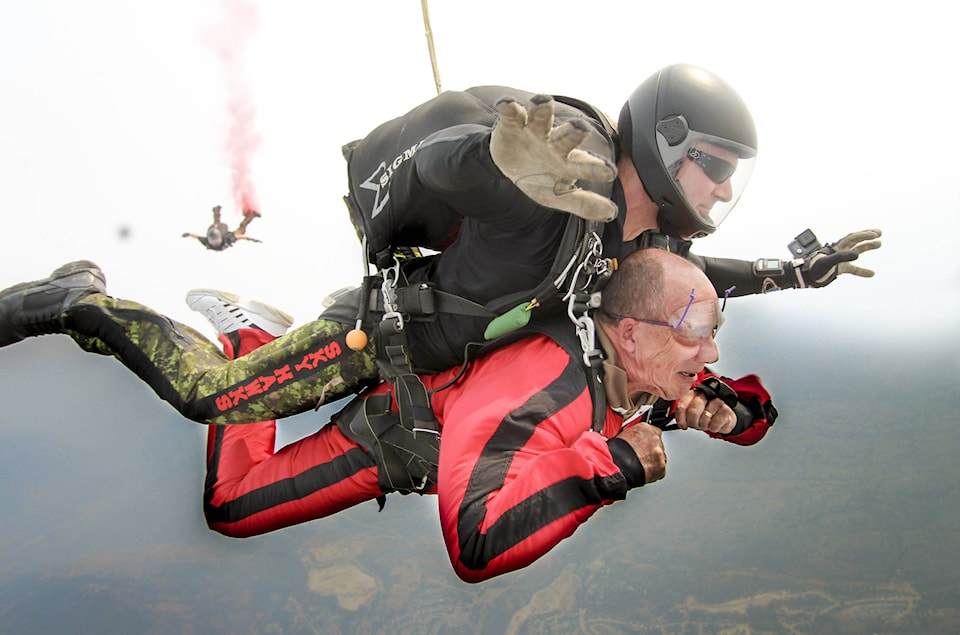 8034165_web1_170808-PWN-skydive_11