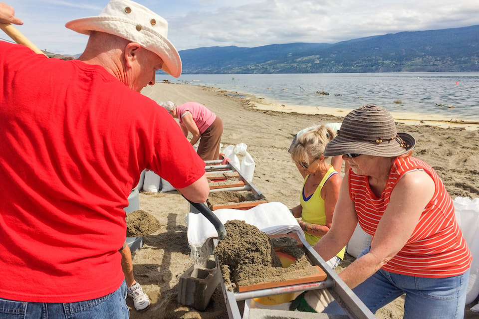 11863894_web1_170531-sandbags-01