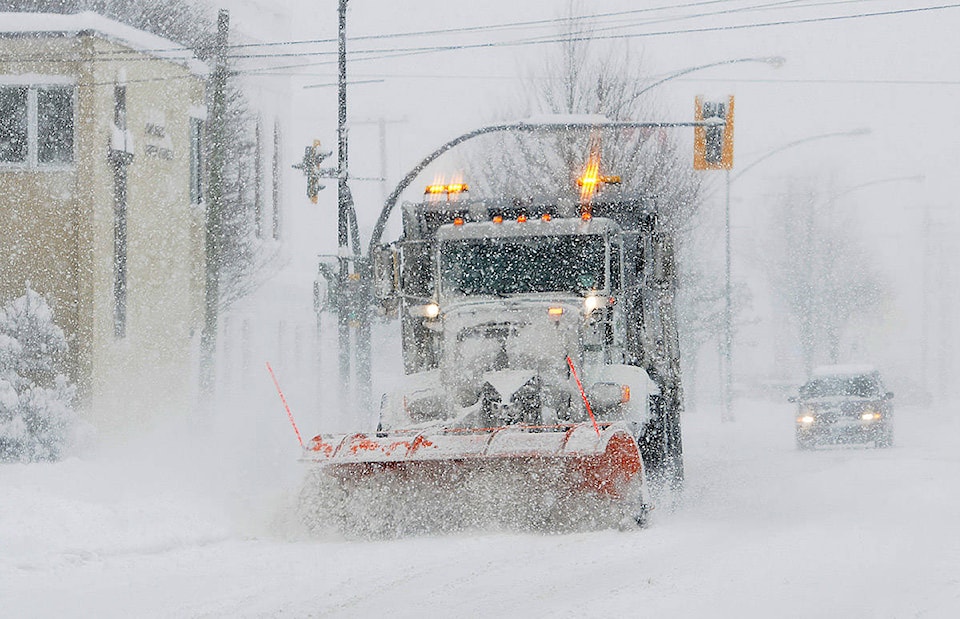 15881988_web1_SNOWplowtruckonMainFILE2017