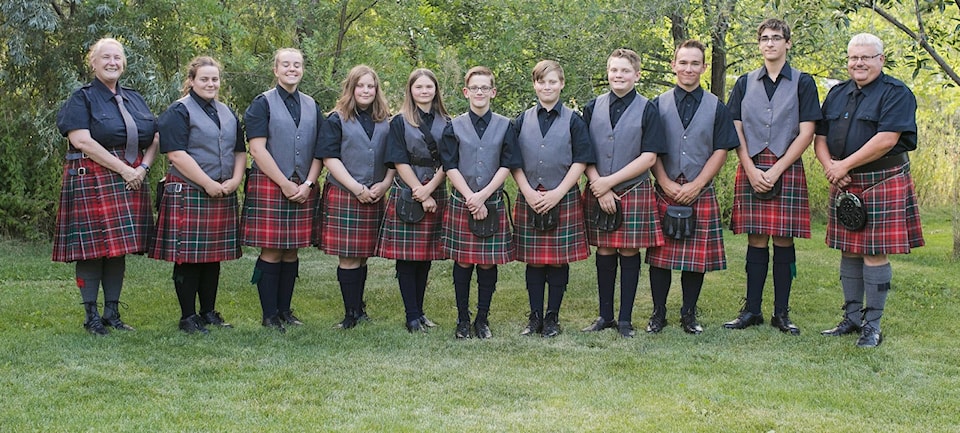 21148289_web1_200409-SUM-Bagpipers-funeral-BAGPIPERS_2