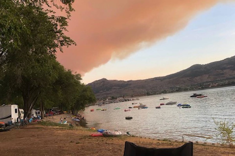 22461131_web1_200820-PWN-Osoyoos-border-fire_1