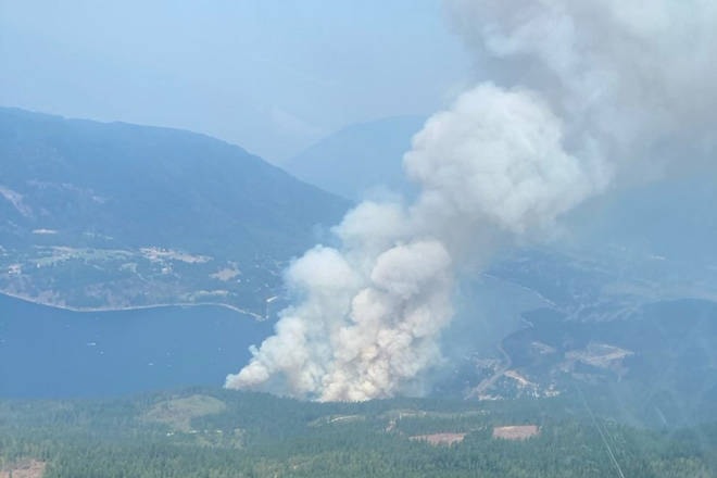 26014671_web1_210805-VMS-shuswap-fires-x4-SHUSWAP_1