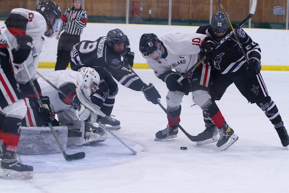 29553837_web1_211216-VMS-knights-steam-eagles-KIJHL_2