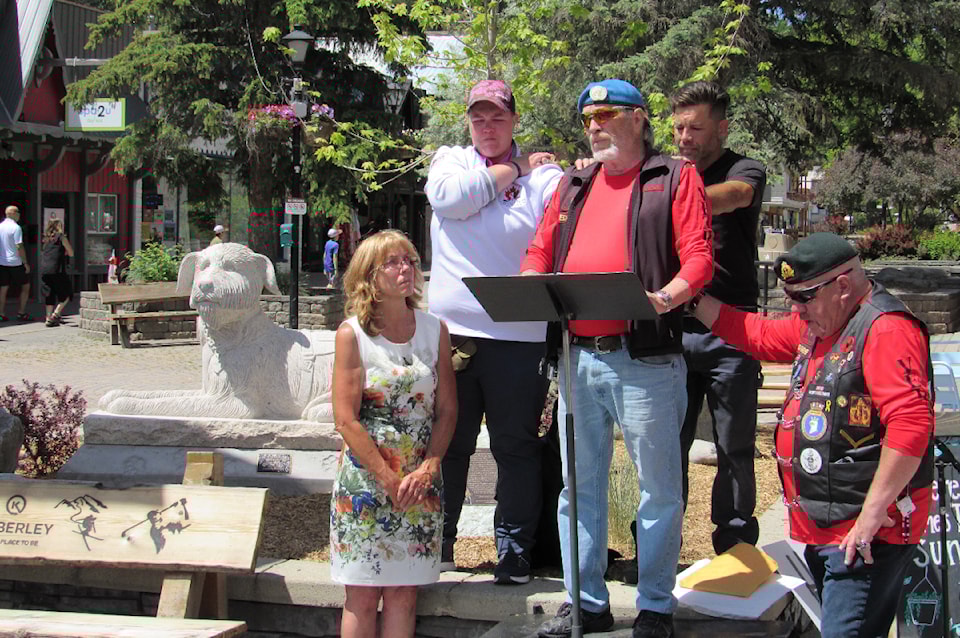servicedogstatue
