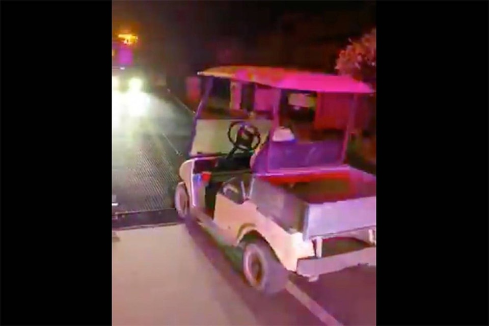 21277621_web1_200415-NDR-M-DPD-Twitter-Video-still-drunk-driver-golf-cart