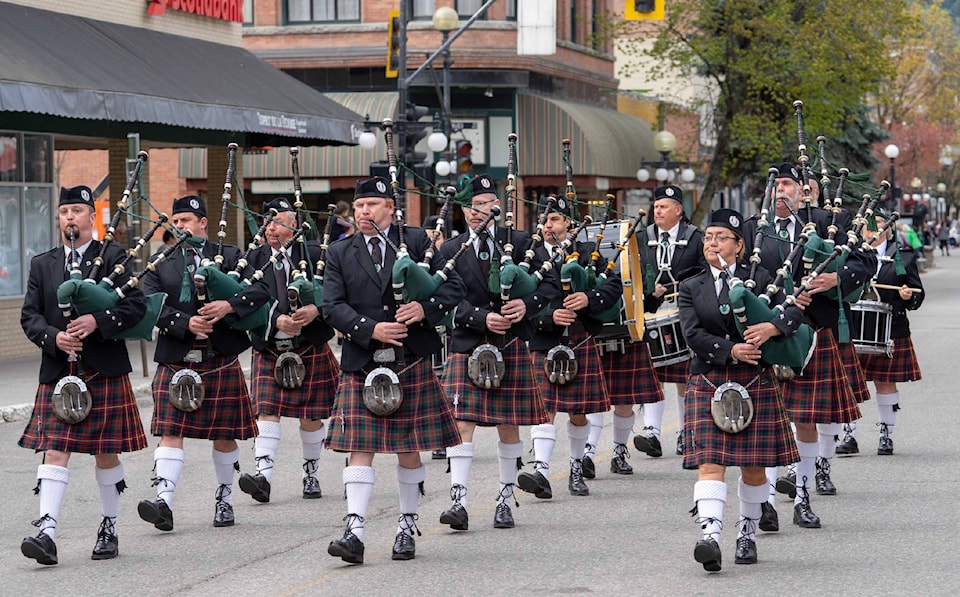 23209591_web1_201110-KDB-pipeband-Kimberley_1