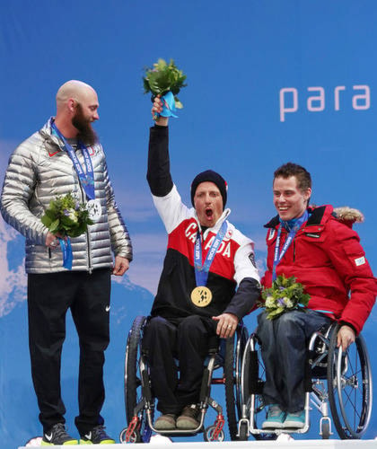 23510682_web1_dueck-podium