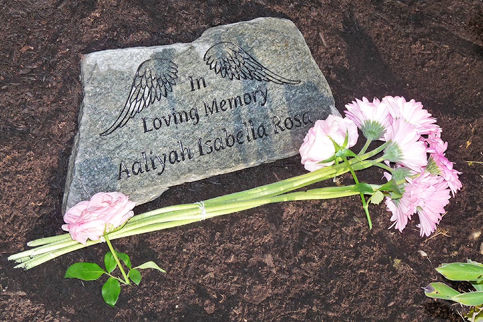 24865059_web1_120904-LAT-Aaliyah-memorial-1