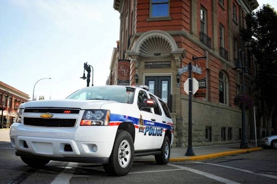 15854888_web1_12146089_web1_lacombe-police-1